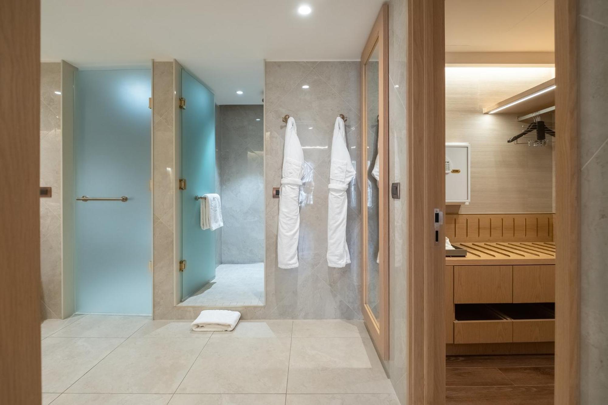 Mandarin Oriental, Santiago酒店 外观 照片 A modern bathroom
