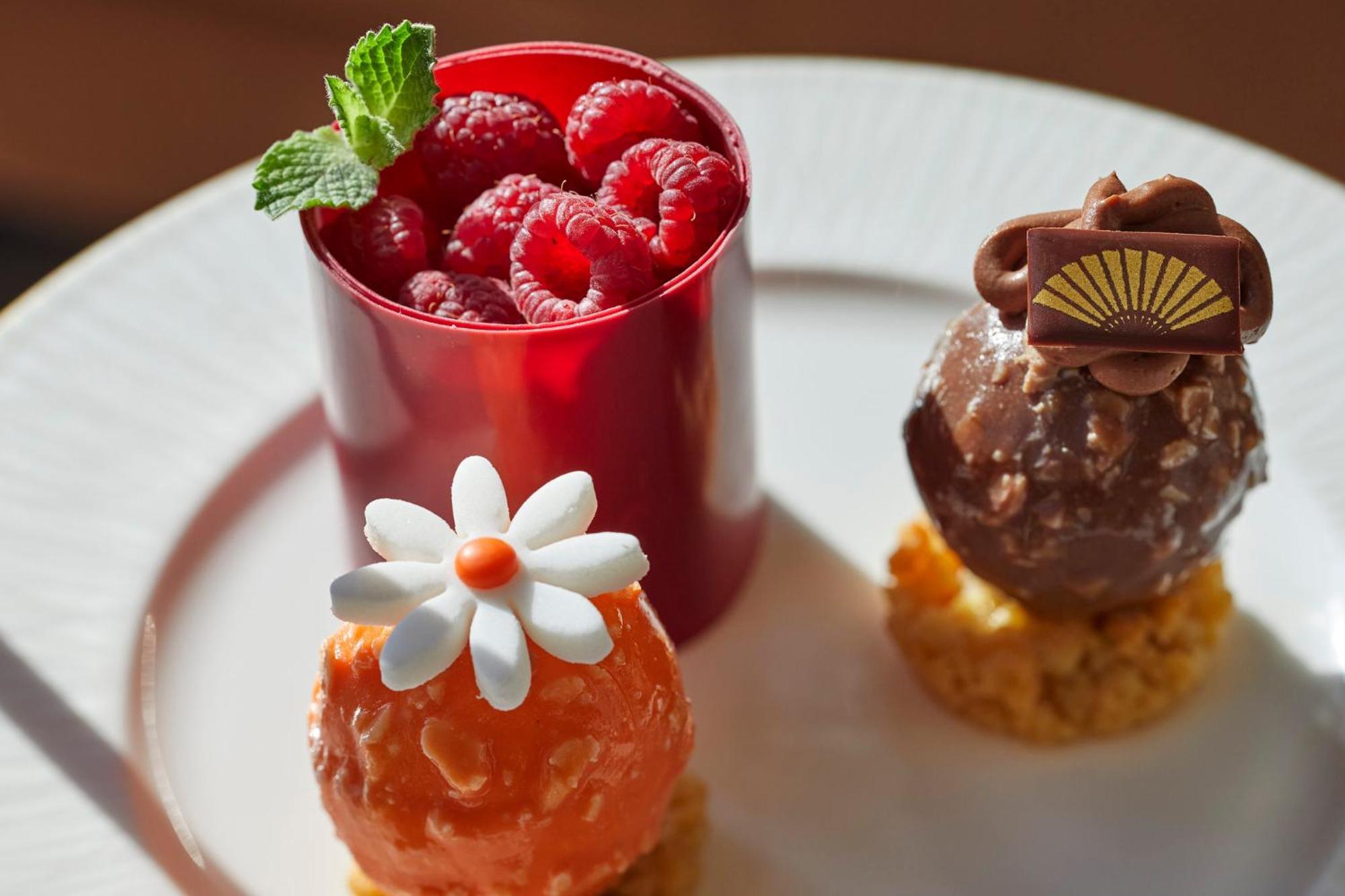 Mandarin Oriental, Santiago酒店 外观 照片 A selection of petits fours