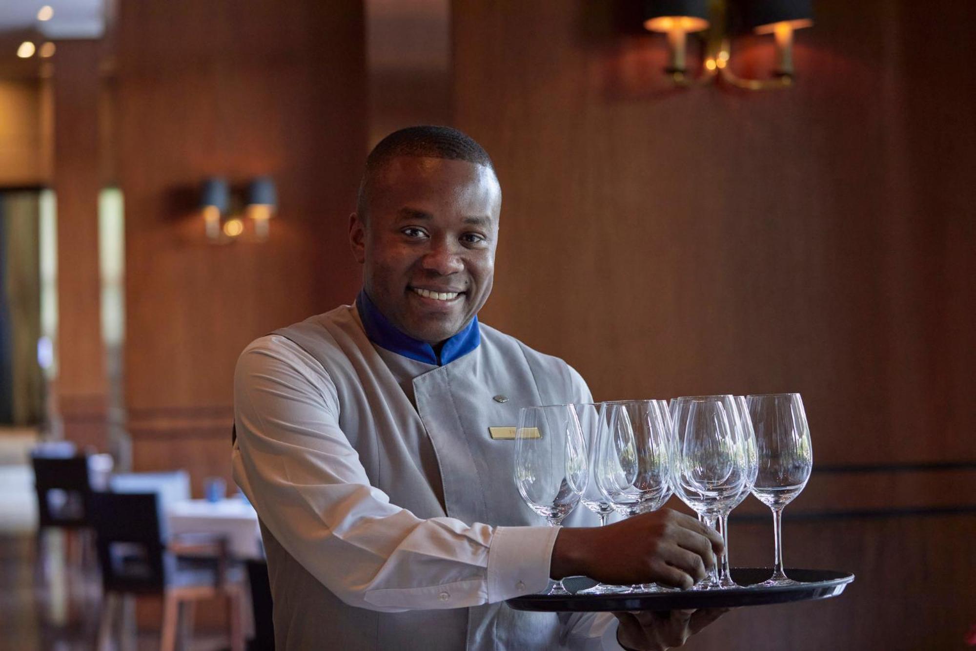 Mandarin Oriental, Santiago酒店 外观 照片 A waiter at work